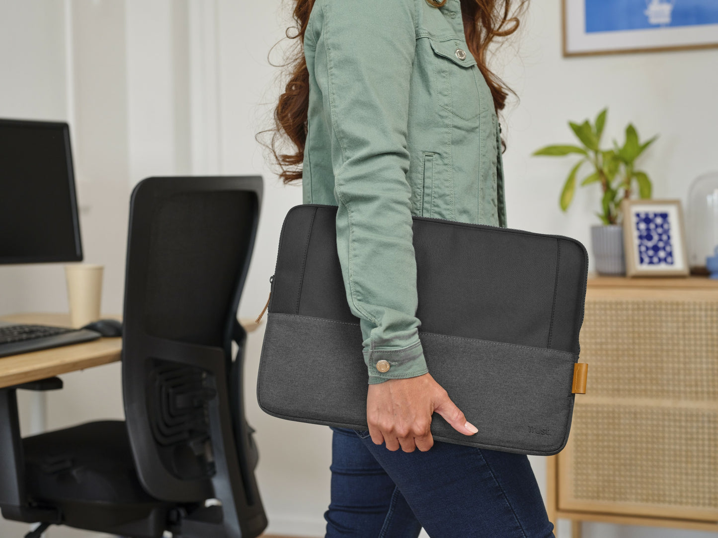 TRUST LISBOA 16 LAPTOP SLEEVE - BLACK