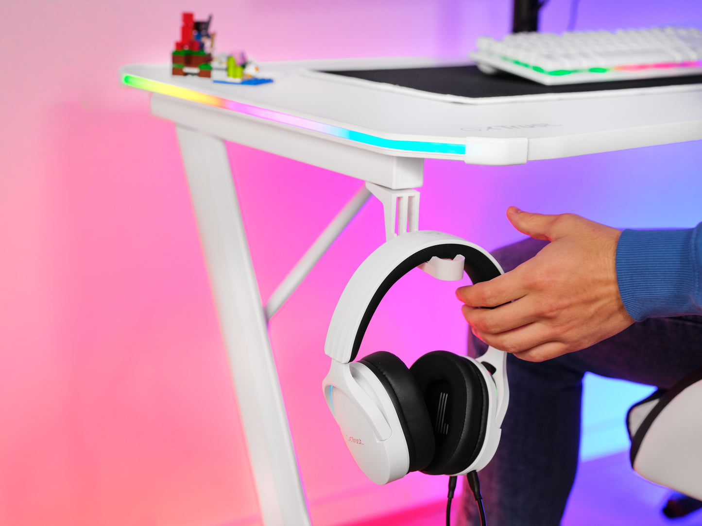 TRUST GXT709W LUMINUS RGB GAMING DESK