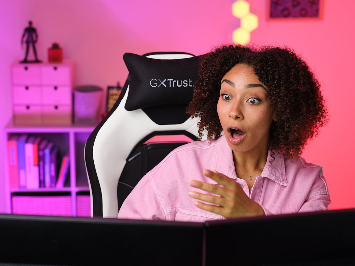 TRUST GXT714W RUYA GAMING CHAIR WHITE