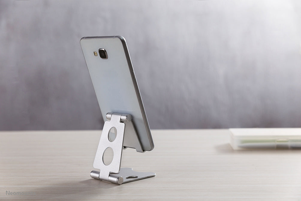 NewStar Phone Desk Stand (suited for phones up to 4,7) silver